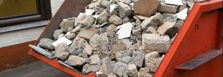 Bauschuttcontainer gefüllt mit Bauschutt